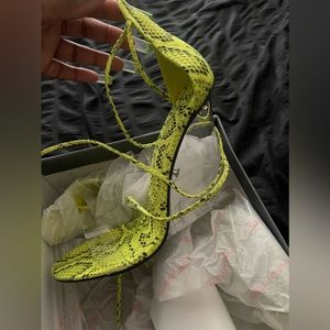 Fashion Nova Green Snake Magnetic Attraction Wedges Size 8
